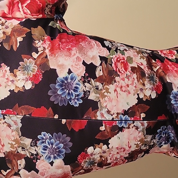 Sapphyra Floral Body Con Dress Small NWT - Picture 5 of 6